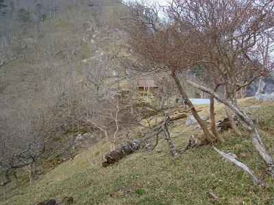 深仙ノ宿に到着。避難小屋は手前の薄青い屋根のほう