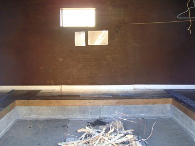 避難小屋に戻った。中はこんな感じ。