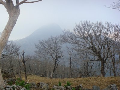 振り返ると釈迦ヶ岳がガスってきた