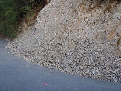 以前、崩壊していた道路は修復されていました