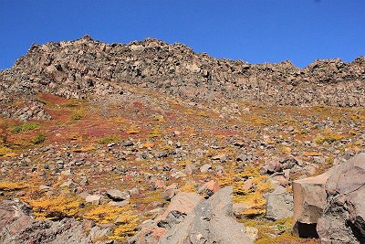 岩が崩れてきそう