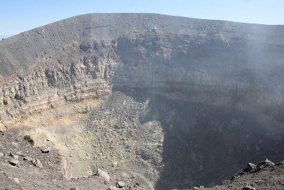 浅間山のお鉢に到着。これが火口だ