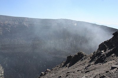 活火山の火口なんて始めてだが迫力あるというかなんというか、煙がやばそう・・・