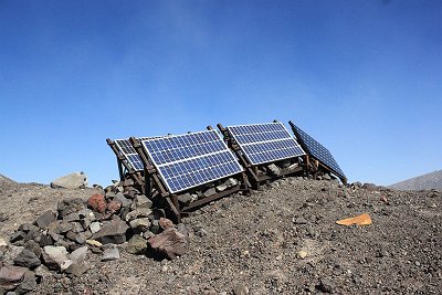 お鉢にソーラーパネルがあった