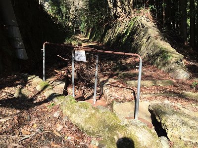 ここから廃線跡。立入り禁止とあるが、自己責任とのこと