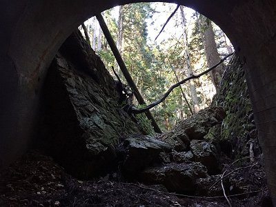 一号トンネルの出口。両サイドが崩れていた