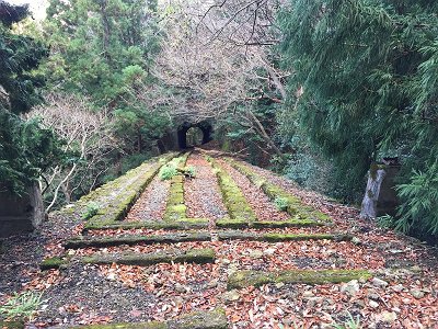 四号トンネル出口を振りかえると二車線になっていた。おそらくここがすれ違い部分