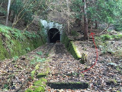 五号トンネル。ここも通行不可なので右に巻く
