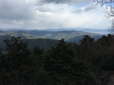 ふとみると東側の展望がひらけていて比叡山などが見えた