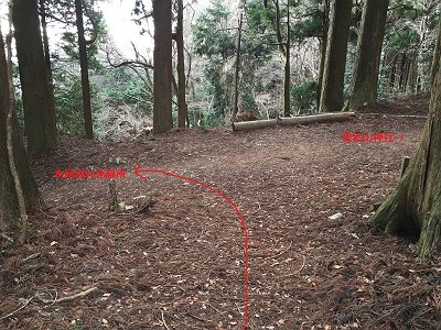表登山道にでてきました。愛宕山神社には用がないのでさっさと左で下る