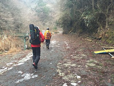長い林道のスタート