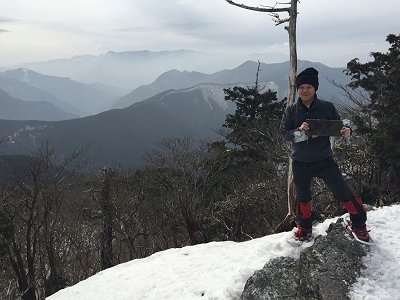 看板をもって記念撮影