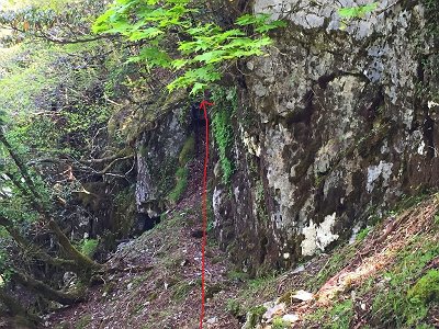 岩の間から登れそうなところを見つけたので登ってみることにした