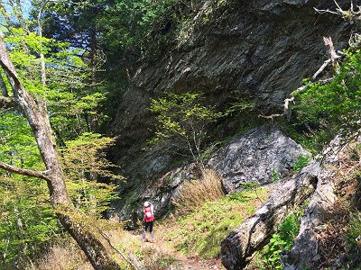 トラバースになり突如と現れるド迫力の岩