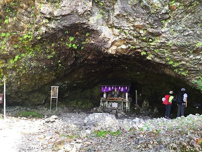 笙ノ窟の奥にある水が美味しいかった