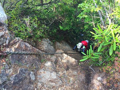七曜岳の手前の鎖場。ここ以前は雪があって登るの大変だったのを覚えている