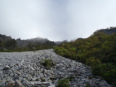 ガレ場の登り。またちょいガス気味