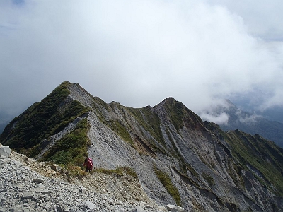 スパッと切れた尾根がかっこいい
