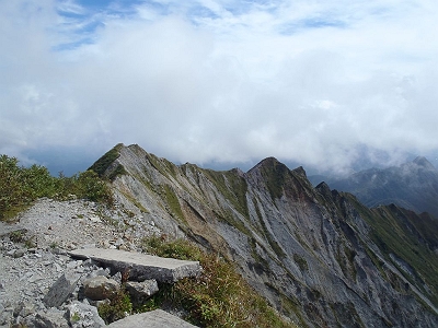 この稜線を歩いてきたんだなぁ～