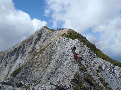 下山時剣ヶ峰と稜線を振り返る。細尾根の下りは滑りそうで怖いがこれもストックあるとかなり安定した