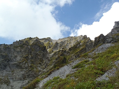 槍ヶ峰からいよいよ下山。稜線を振り返る