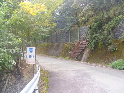 今日は90番ポストから。そこの階段を登る