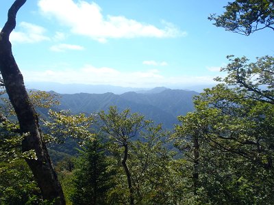 明神岳山頂の尾根からは大峰山脈が見えた