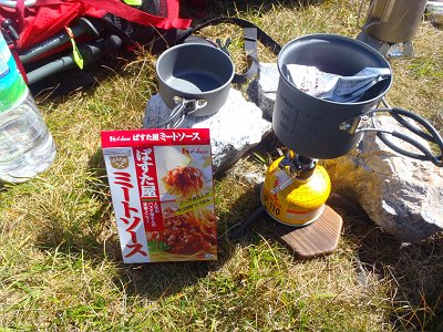 山で初のミートスパを作る