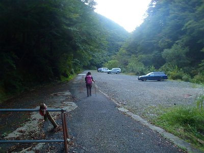 駐車場に到着。計算とおり、日が沈む18時前に下山できました。お疲れ様でした。