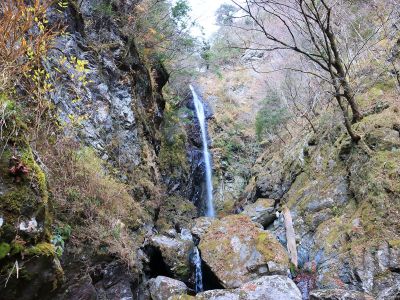 これが高滝かな！？かなりの落差だけどこれを無理矢理巻くんだよね