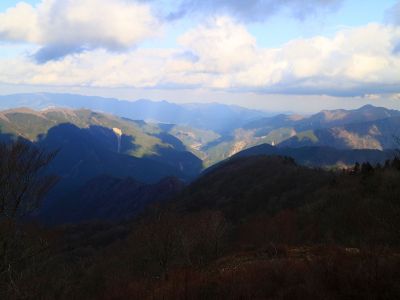 霧降山から北東方面の景色。集落みたいなのが見えるけど何が見えてるのかよくわからないけど方角的に三峰山とか見えてるのかな！？