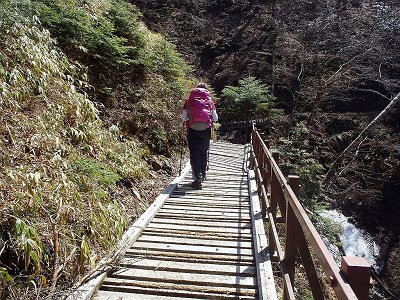 傾いた橋もあり