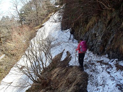キレット手前でかなり危険なトラバース地点。これ落ちたらタダではすまない。100mほどだが慎重にわたった。S嬢もかなりビビリまくり