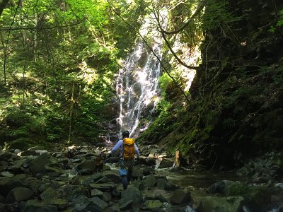入渓してすぐ神秘的な滝があった