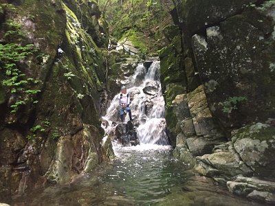 ここは左側をへつって登ります。ドボンッは勘弁！