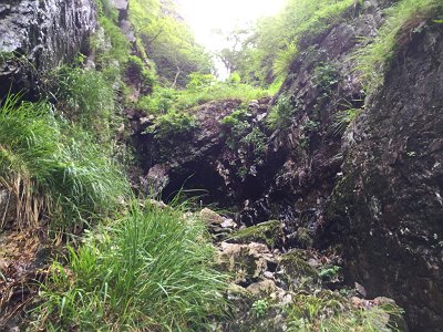 難関ではないが、ちょっとした岩場があり、ここは右から登ると登りやすい