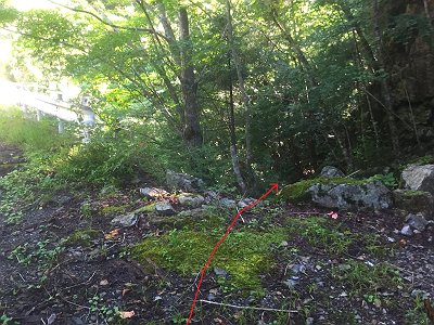 橋の手前右手を降りて行く