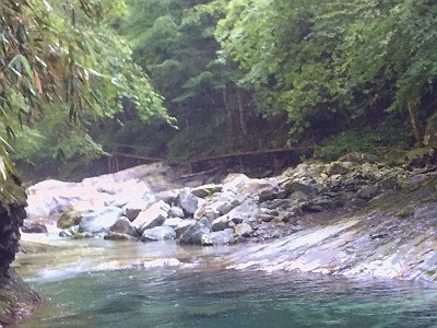昔あったボロボロの鉄の遊歩道が沢沿いにありますが途中で切れています