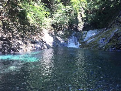 赤鍋滝に到着。左岸からトラバースしながら登ります