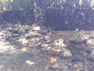 途中、石垣跡がありましたが、何に使われていたのか？？でした