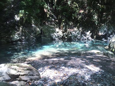 眠くなるような沢歩きだったので途中でブルーをみたり