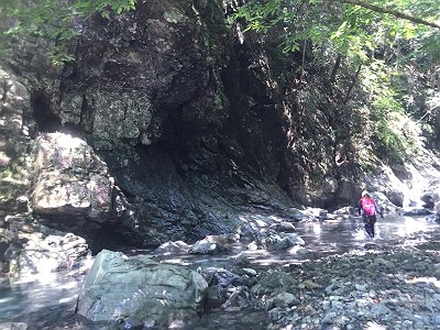 巨大な岩とS嬢を撮影したり