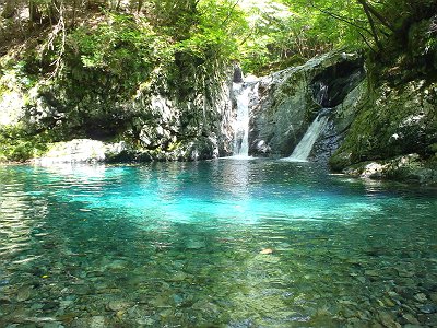 そして美しい釜滝に到着。向かって右側の滝が犬取谷側からの滝、左側がノウナシ谷側の滝