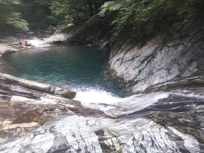 赤鍋滝の上部にきました。ここは向かって右側から一気にスライダーしましたが最高でした！！