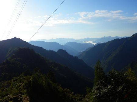 電線があって展望の良いところがあったので撮影しておいた。雲海になってるところがあるんだね