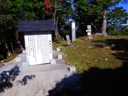 笠捨山の山頂(1352.68m)に到着。今回はちょっとしんどかった