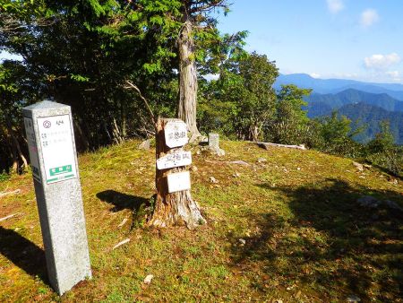 笠捨山の山頂看板はかなり古いんだね。右に展望を少し入れて撮影しておいた