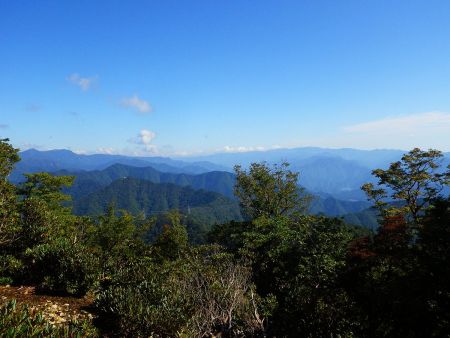 笠捨山の山頂から唯一の展望。こっちは東側が見えてるのかな