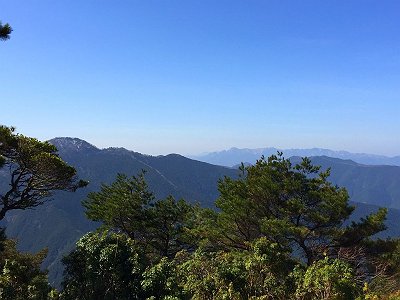 かっこいい大峰山脈の山容。まだ雪がありそう