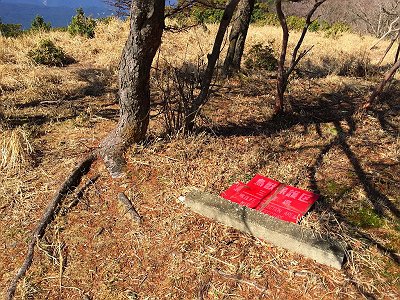 赤ゾレ(1300m)に到着。看板はもはやどっか飛んでいったようだ